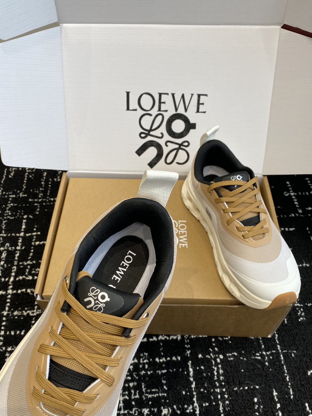 东莞代购级（⚠️非莆田版本）（官网同步✈️盒包装）
LOEWE x On昂跑Cloudtilt 罗意威 