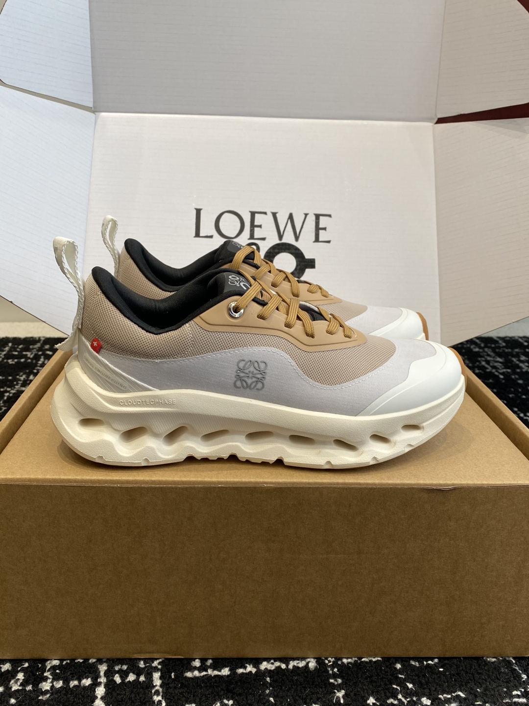 东莞代购级（⚠️非莆田版本）（官网同步✈️盒包装）
LOEWE x On昂跑Cloudtilt 罗意威 