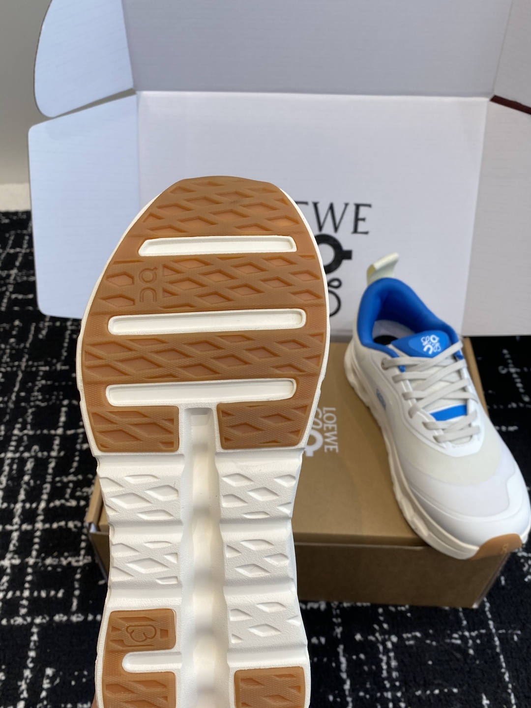 东莞代购级（⚠️非莆田版本）（官网同步✈️盒包装）
LOEWE x On昂跑Cloudtilt 罗意威 