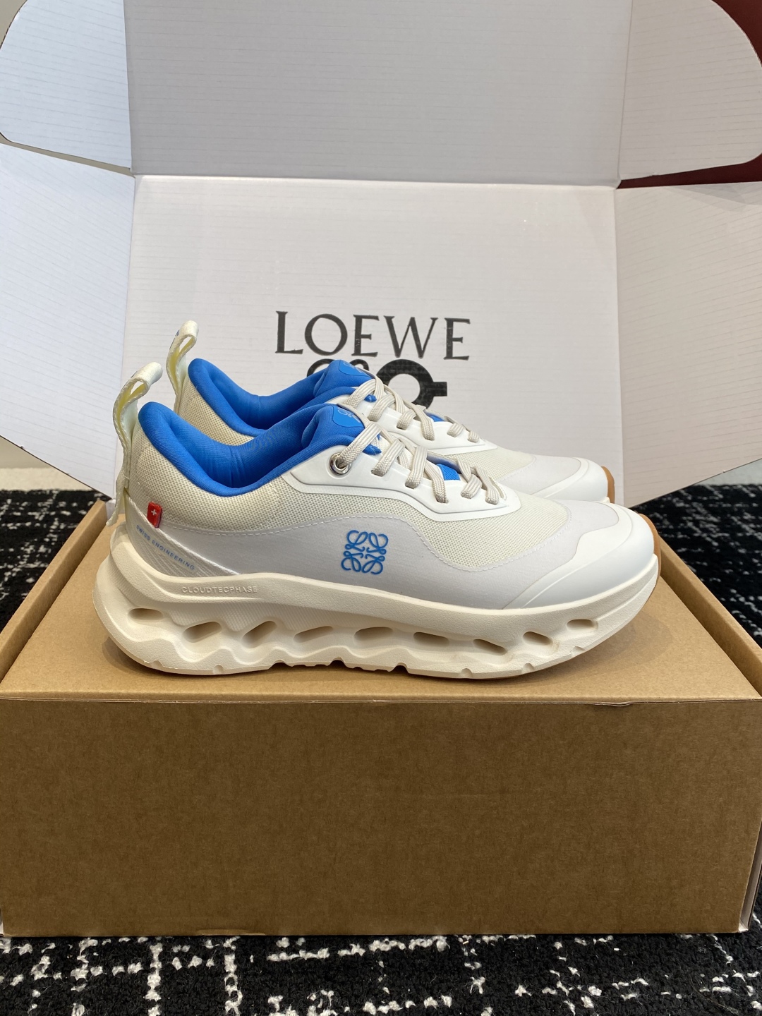 东莞代购级（⚠️非莆田版本）（官网同步✈️盒包装）
LOEWE x On昂跑Cloudtilt 罗意威 