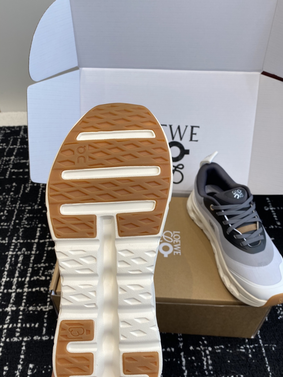 东莞代购级（⚠️非莆田版本）（官网同步✈️盒包装）
LOEWE x On昂跑Cloudtilt 罗意威 
