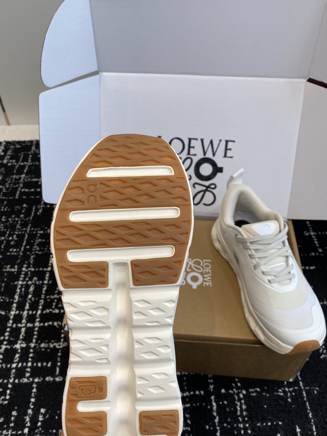 东莞代购级（⚠️非莆田版本）（官网同步✈️盒包装）
LOEWE x On昂跑Cloudtilt 罗意威 