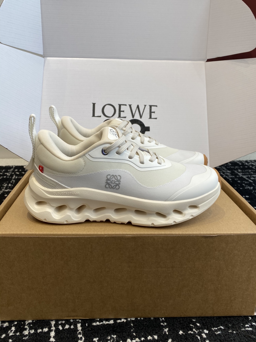 东莞代购级（⚠️非莆田版本）（官网同步✈️盒包装）
LOEWE x On昂跑Cloudtilt 罗意威 