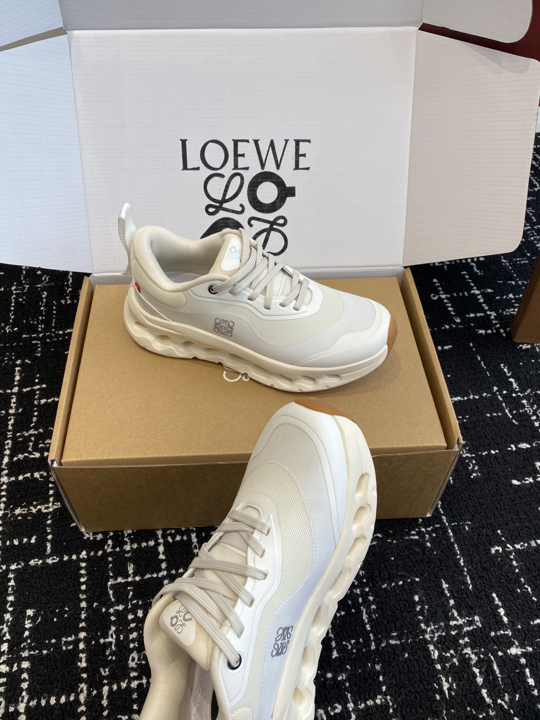 东莞代购级（⚠️非莆田版本）（官网同步✈️盒包装）
LOEWE x On昂跑Cloudtilt 罗意威 