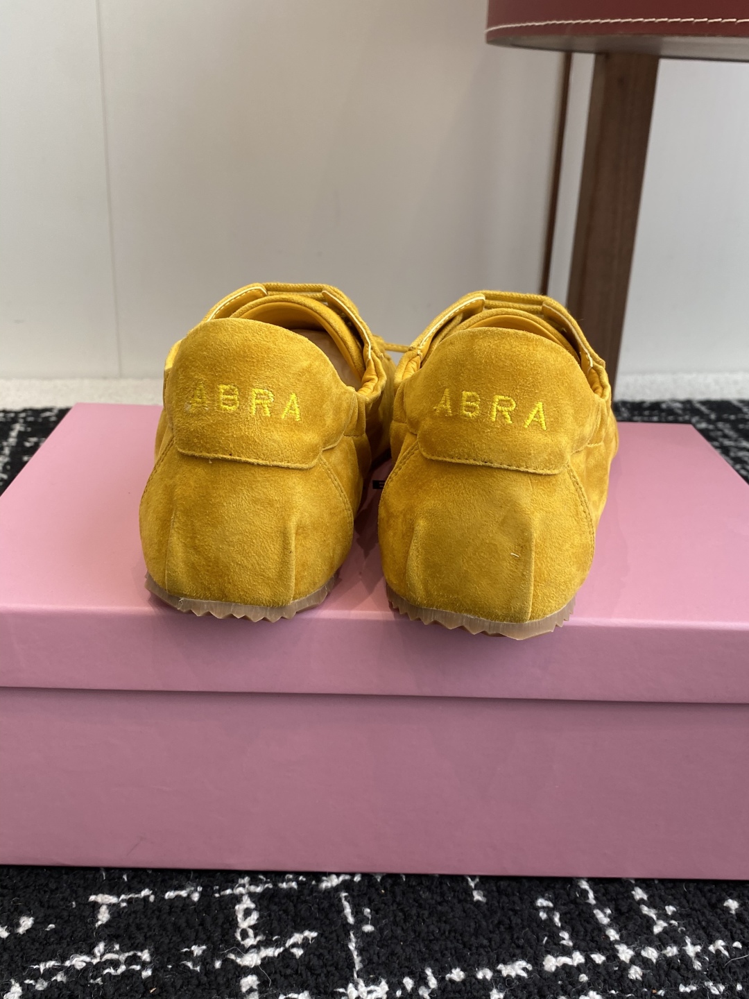 代购级麂皮ABRA 小众潮牌 25ss 春夏新款 蝴蝶结平底芭蕾舞鞋
春日ootd穿搭 甜酷女孩不能错过