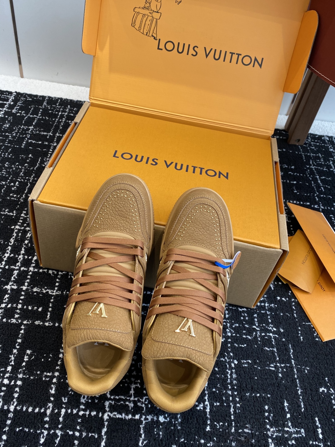 代购级
Louis Vuitton 25ss 系带驴家的爆款！trainer板鞋，每个人都必须入的款，绝