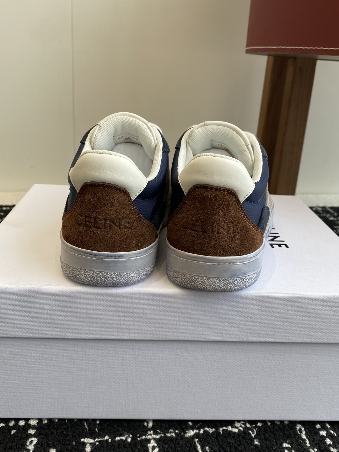 代购级CELINE思琳 25ss 春夏新款 鞋舌和鞋后帮饰有CELINE标志 
鞋后帮和侧面压印CELI