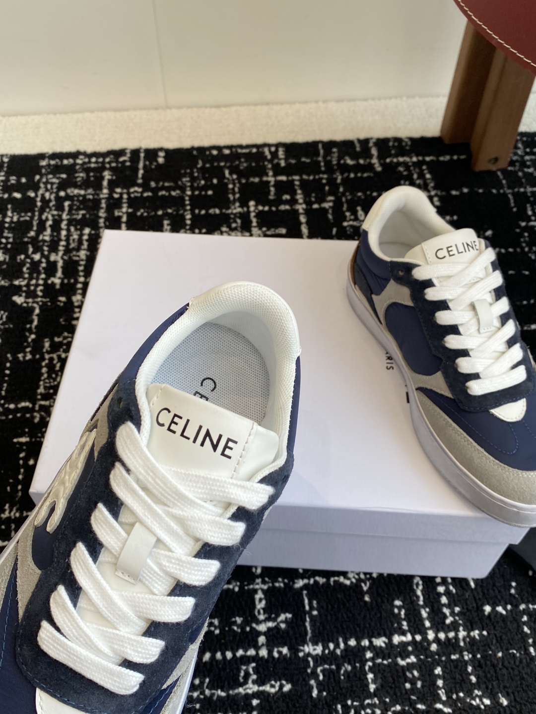 代购级CELINE思琳 25ss 春夏新款 鞋舌和鞋后帮饰有CELINE标志 
鞋后帮和侧面压印CELI