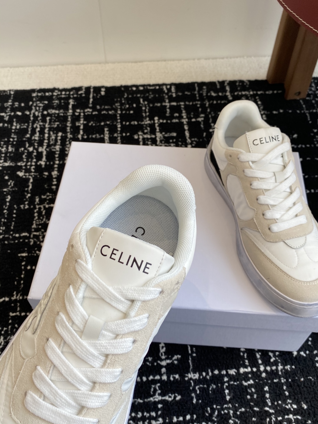 代购级CELINE思琳 25ss 春夏新款 鞋舌和鞋后帮饰有CELINE标志 
鞋后帮和侧面压印CELI