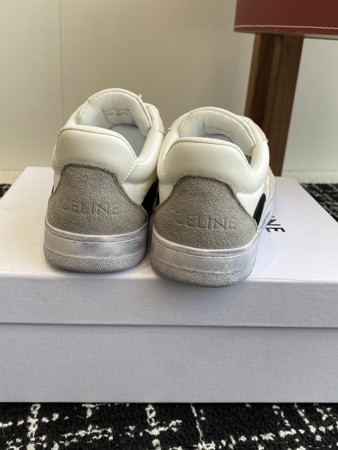 代购级CELINE思琳 25ss 春夏新款 鞋舌和鞋后帮饰有CELINE标志 
鞋后帮和侧面压印CELI