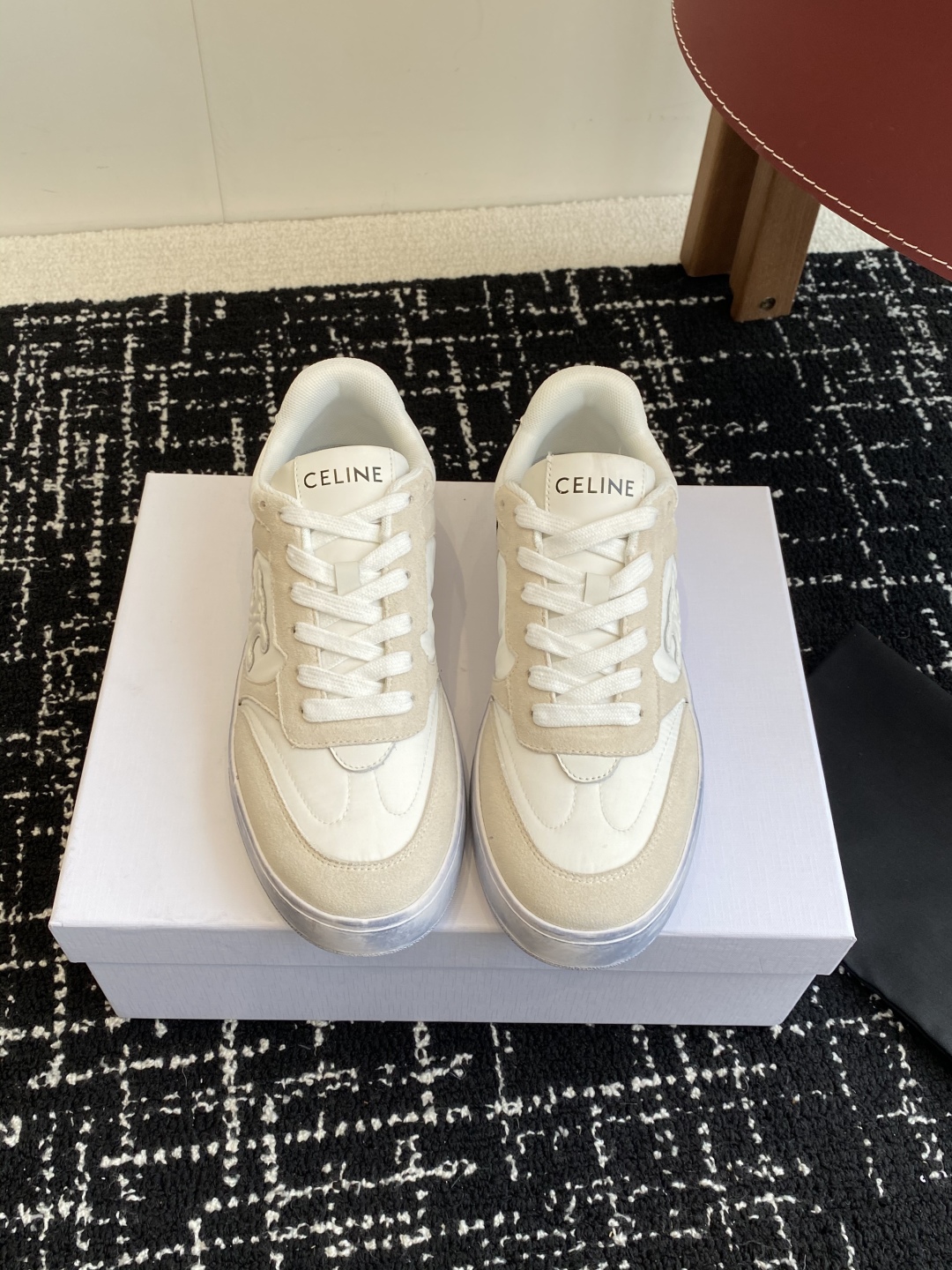 代购级CELINE思琳 25ss 春夏新款 鞋舌和鞋后帮饰有CELINE标志 
鞋后帮和侧面压印CELI