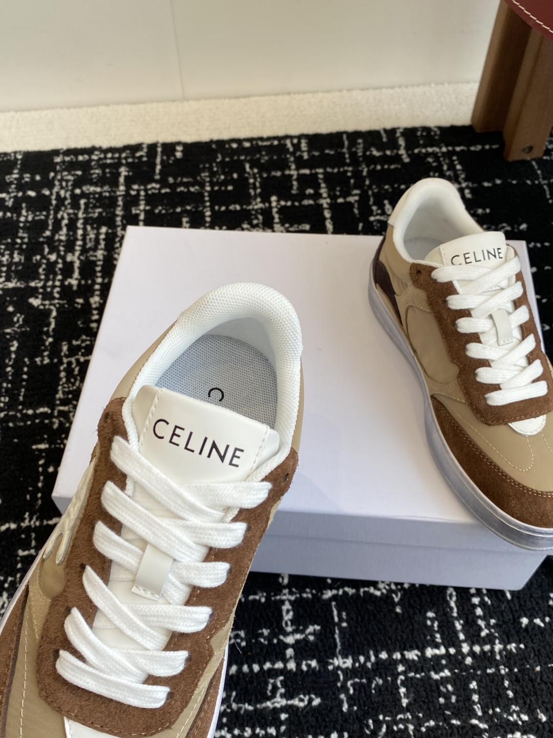 代购级CELINE思琳 25ss 春夏新款 鞋舌和鞋后帮饰有CELINE标志 
鞋后帮和侧面压印CELI