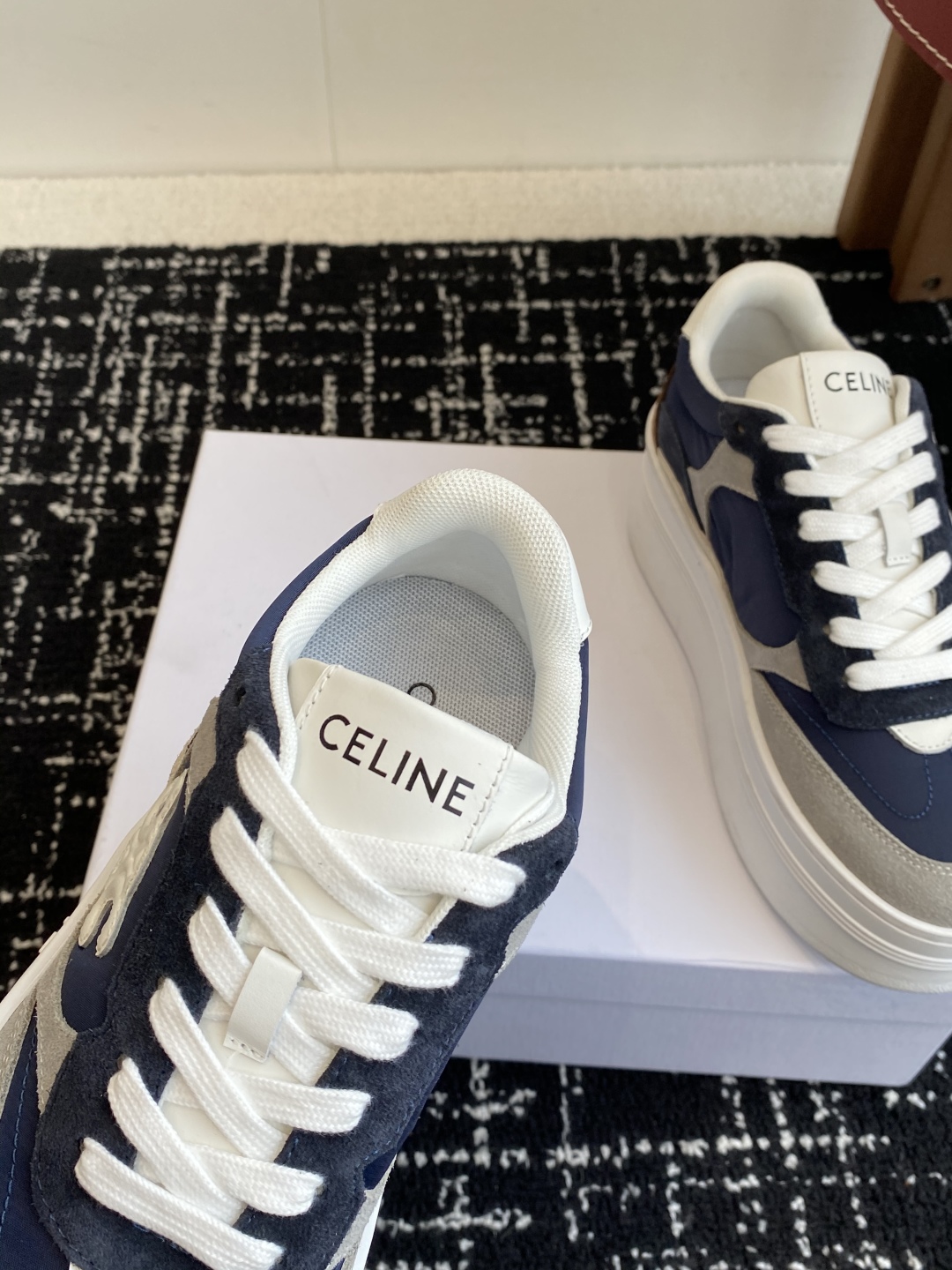 代购级CELINE思琳 25ss 春夏新款 鞋舌和鞋后帮饰有CELINE标志 
鞋后帮和侧面压印CELI