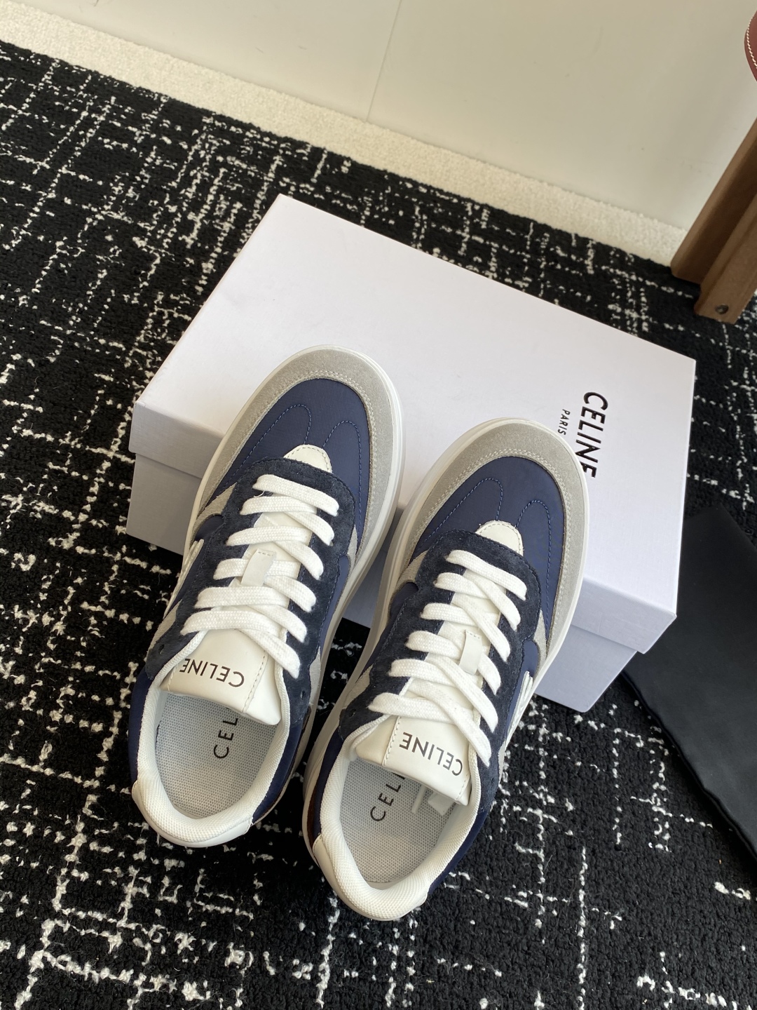 代购级CELINE思琳 25ss 春夏新款 鞋舌和鞋后帮饰有CELINE标志 
鞋后帮和侧面压印CELI