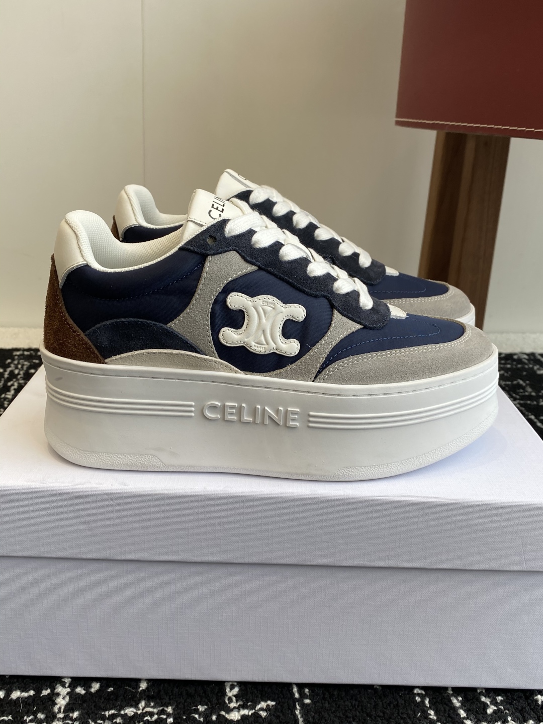 代购级CELINE思琳 25ss 春夏新款 鞋舌和鞋后帮饰有CELINE标志 
鞋后帮和侧面压印CELI