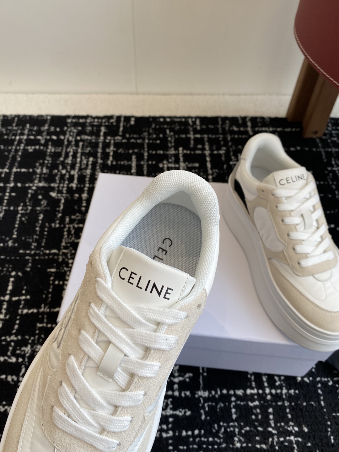 代购级CELINE思琳 25ss 春夏新款 鞋舌和鞋后帮饰有CELINE标志 
鞋后帮和侧面压印CELI