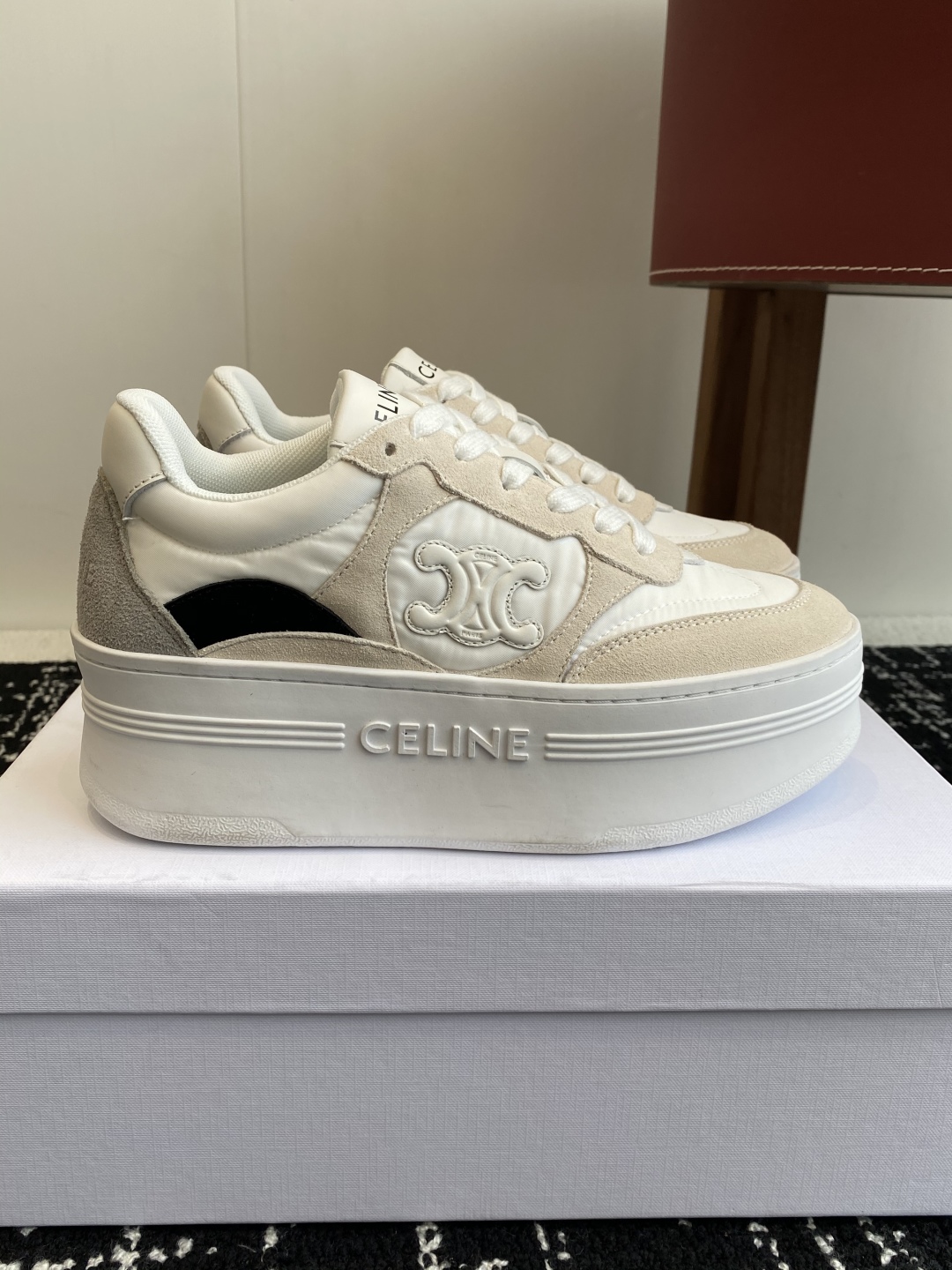 代购级CELINE思琳 25ss 春夏新款 鞋舌和鞋后帮饰有CELINE标志 
鞋后帮和侧面压印CELI