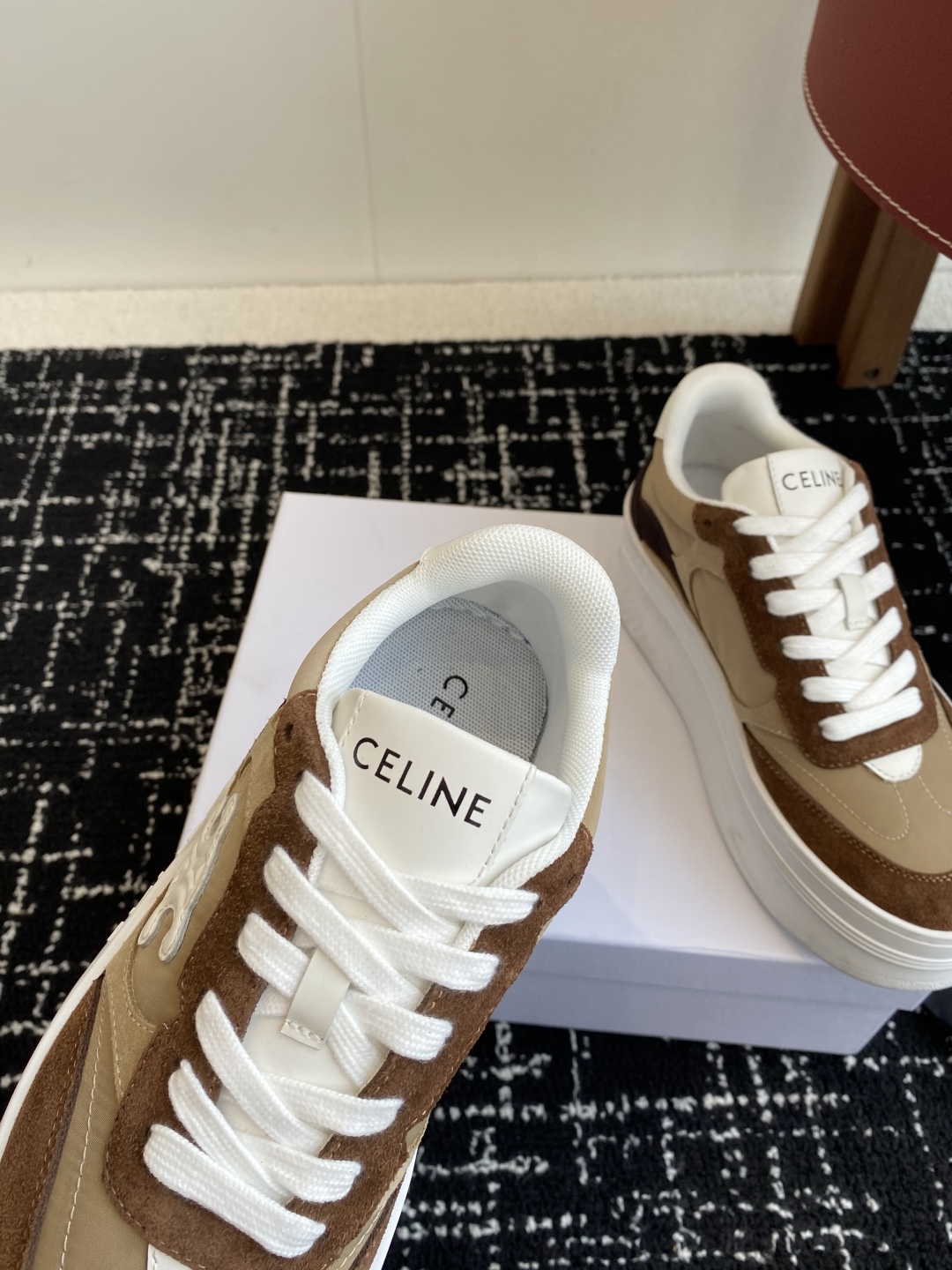 代购级CELINE思琳 25ss 春夏新款 鞋舌和鞋后帮饰有CELINE标志 
鞋后帮和侧面压印CELI