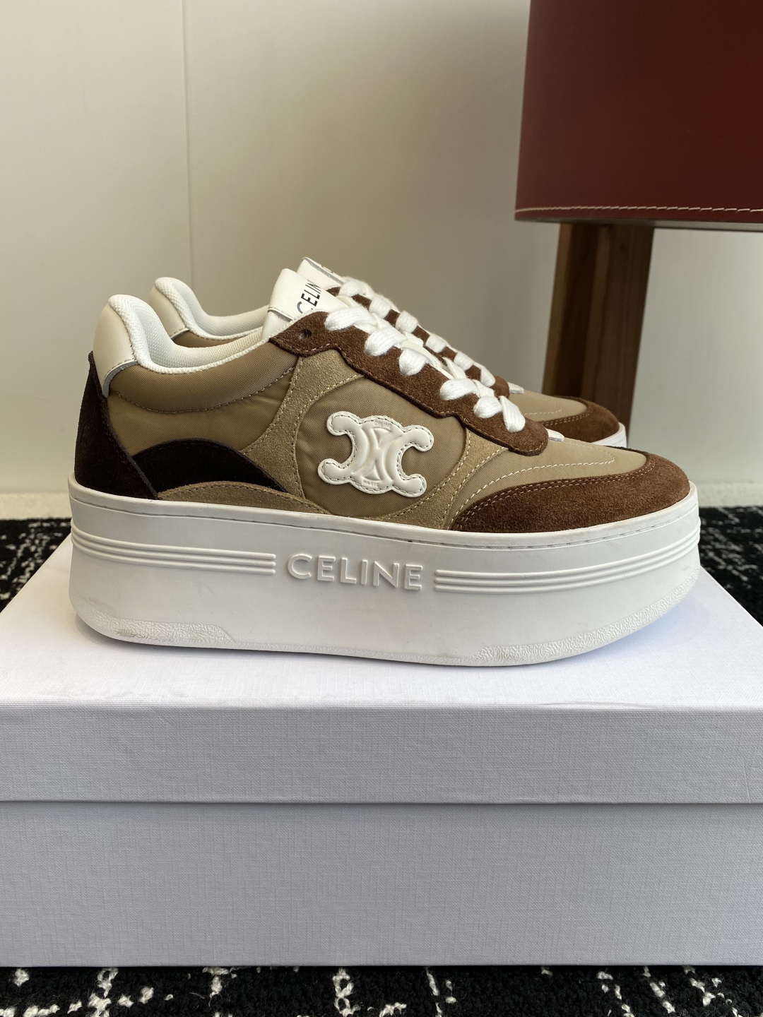 代购级CELINE思琳 25ss 春夏新款 鞋舌和鞋后帮饰有CELINE标志 
鞋后帮和侧面压印CELI