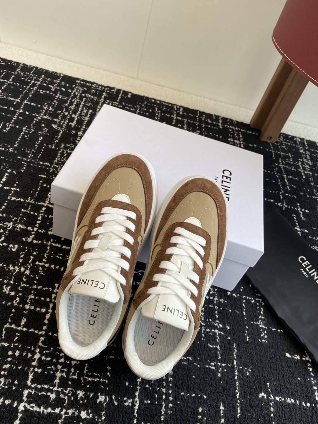 代购级CELINE思琳 25ss 春夏新款 鞋舌和鞋后帮饰有CELINE标志 
鞋后帮和侧面压印CELI