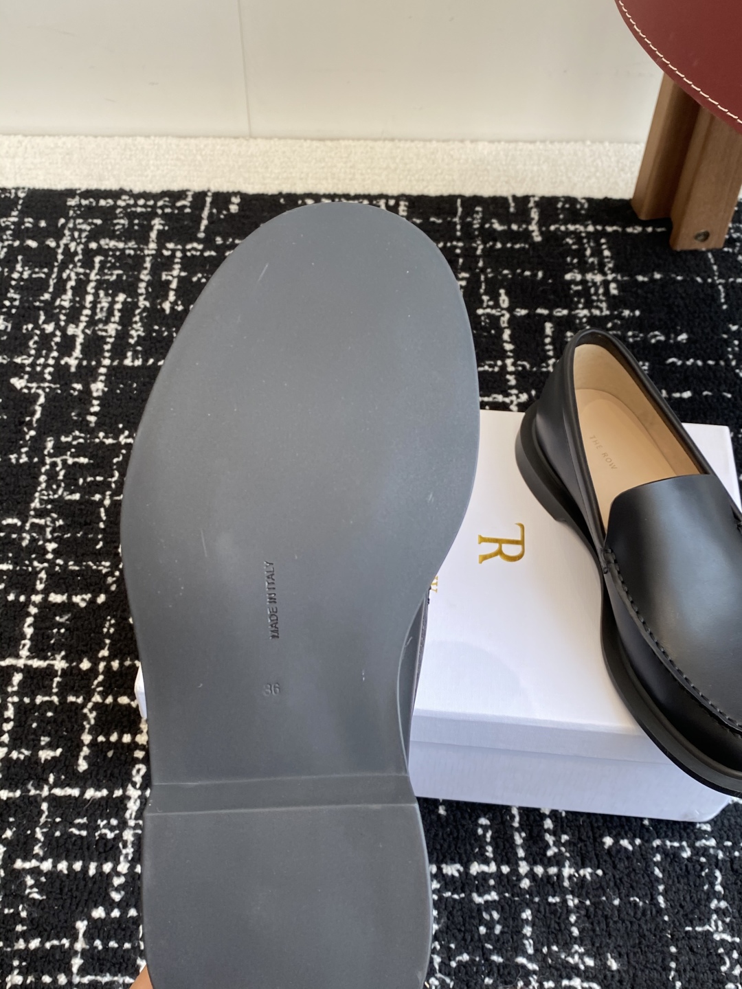 代购级
The row 25ss 简约一脚蹬软底乐福鞋

复古极简风小羊皮奶奶鞋 上脚超舒服百搭 设计简