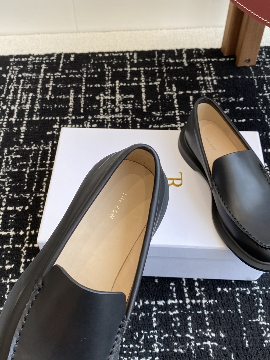代购级
The row 25ss 简约一脚蹬软底乐福鞋

复古极简风小羊皮奶奶鞋 上脚超舒服百搭 设计简