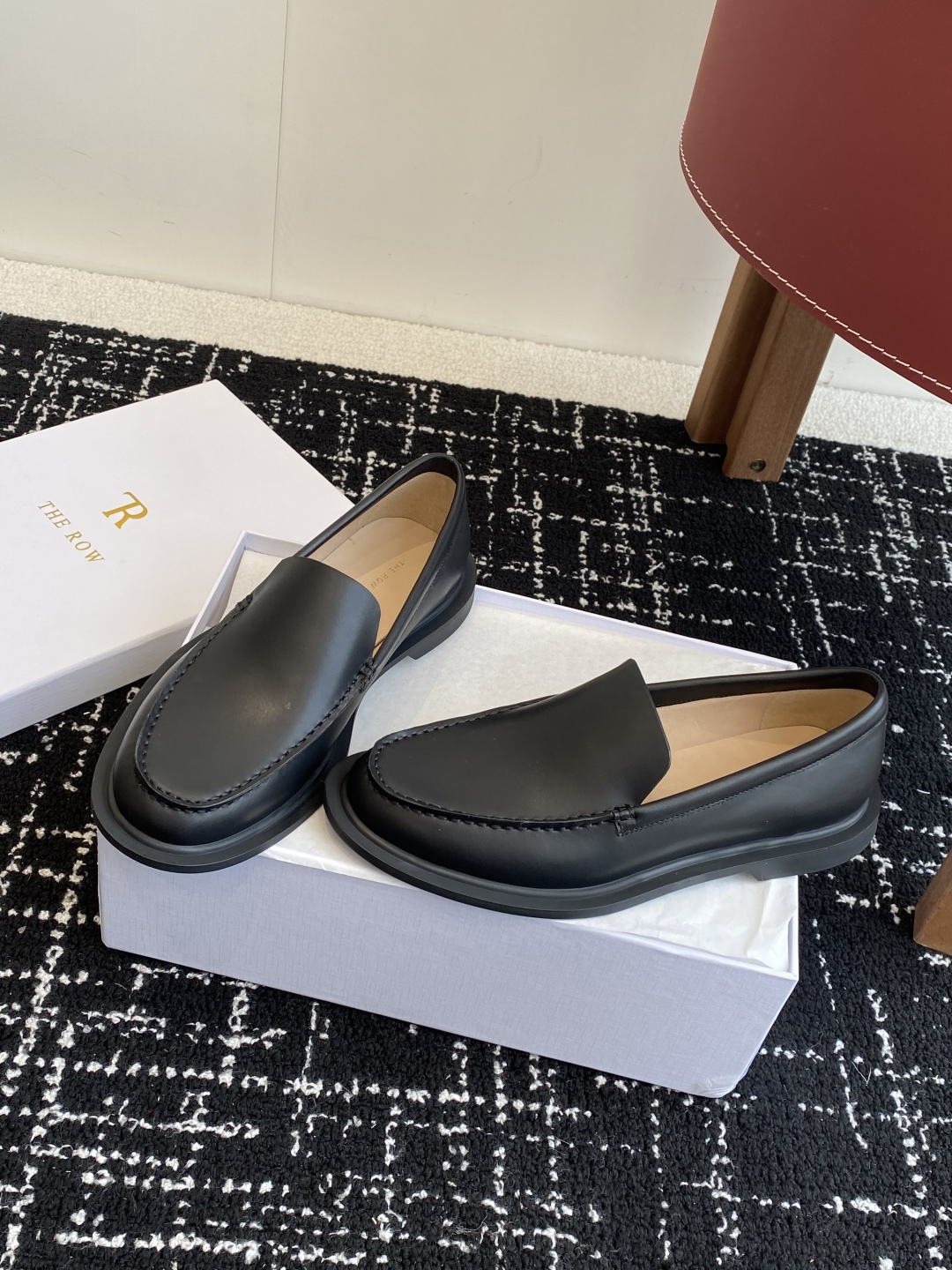 代购级
The row 25ss 简约一脚蹬软底乐福鞋

复古极简风小羊皮奶奶鞋 上脚超舒服百搭 设计简