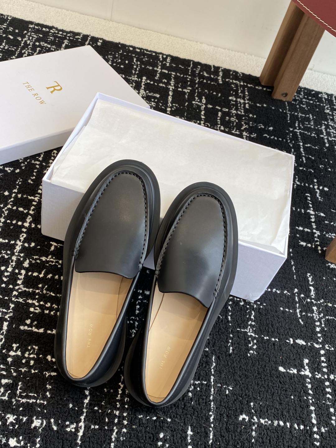 代购级
The row 25ss 简约一脚蹬软底乐福鞋

复古极简风小羊皮奶奶鞋 上脚超舒服百搭 设计简