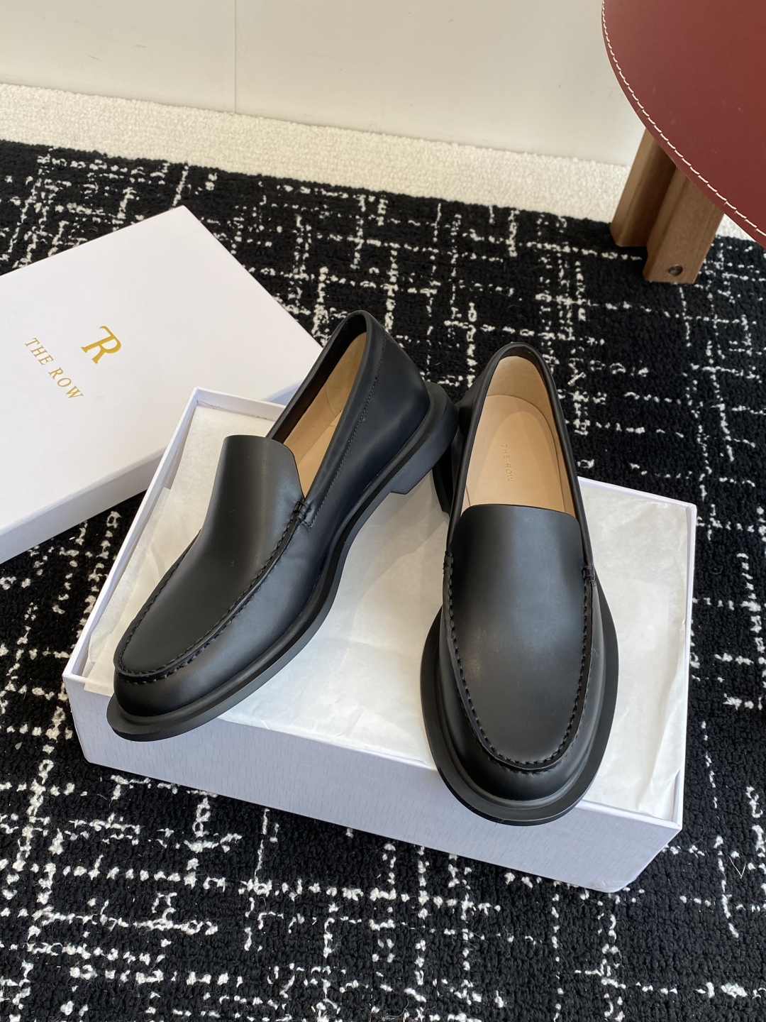 代购级
The row 25ss 简约一脚蹬软底乐福鞋

复古极简风小羊皮奶奶鞋 上脚超舒服百搭 设计简