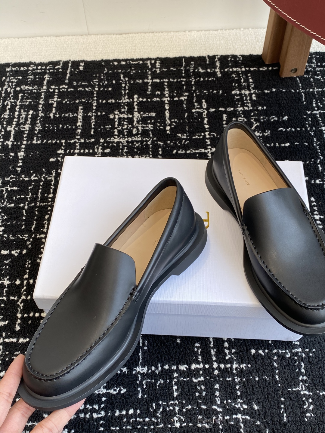 代购级
The row 25ss 简约一脚蹬软底乐福鞋

复古极简风小羊皮奶奶鞋 上脚超舒服百搭 设计简