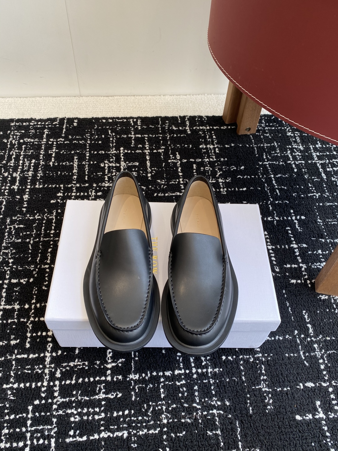 代购级
The row 25ss 简约一脚蹬软底乐福鞋

复古极简风小羊皮奶奶鞋 上脚超舒服百搭 设计简