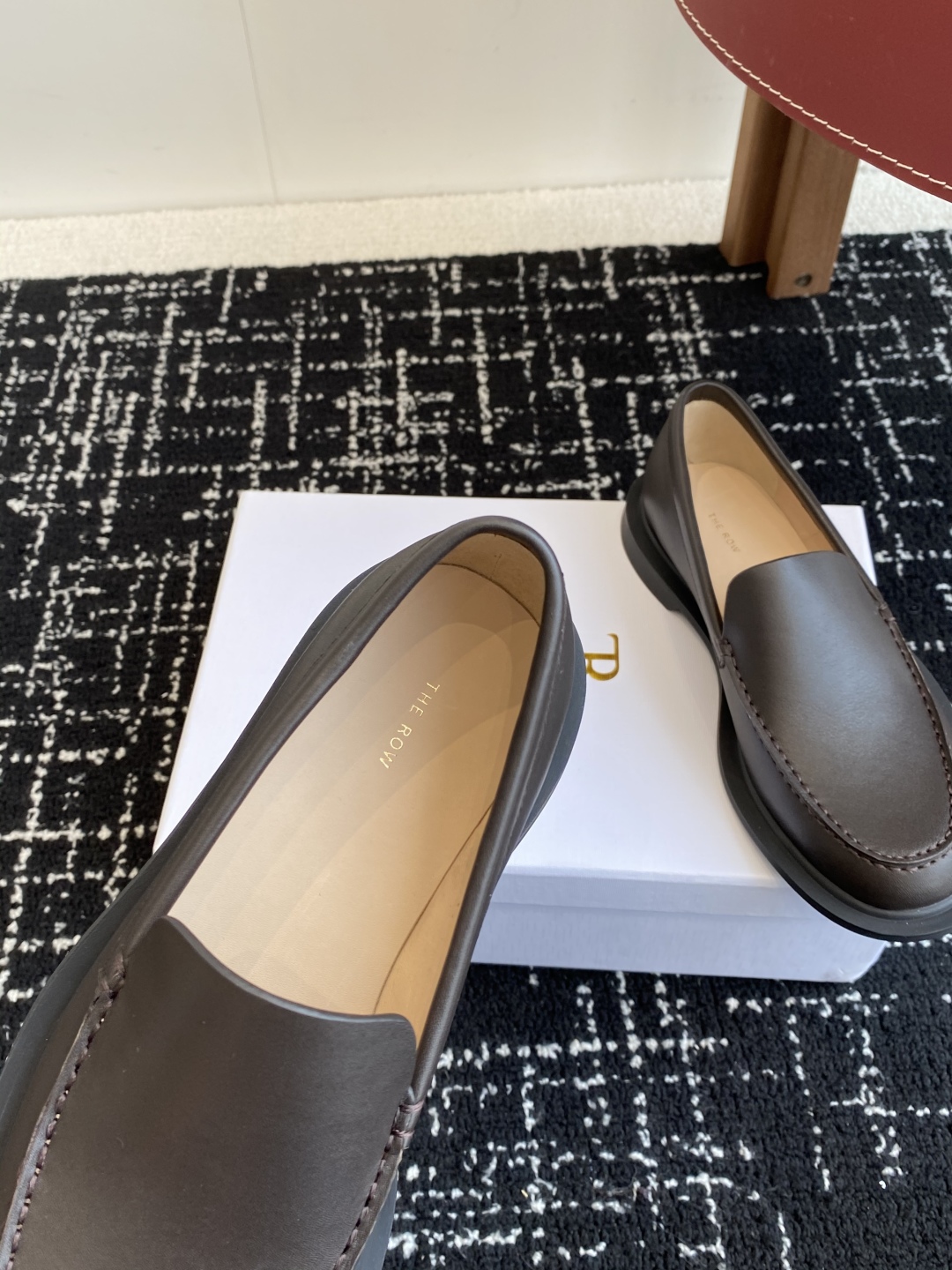 代购级
The row 25ss 简约一脚蹬软底乐福鞋

复古极简风小羊皮奶奶鞋 上脚超舒服百搭 设计简