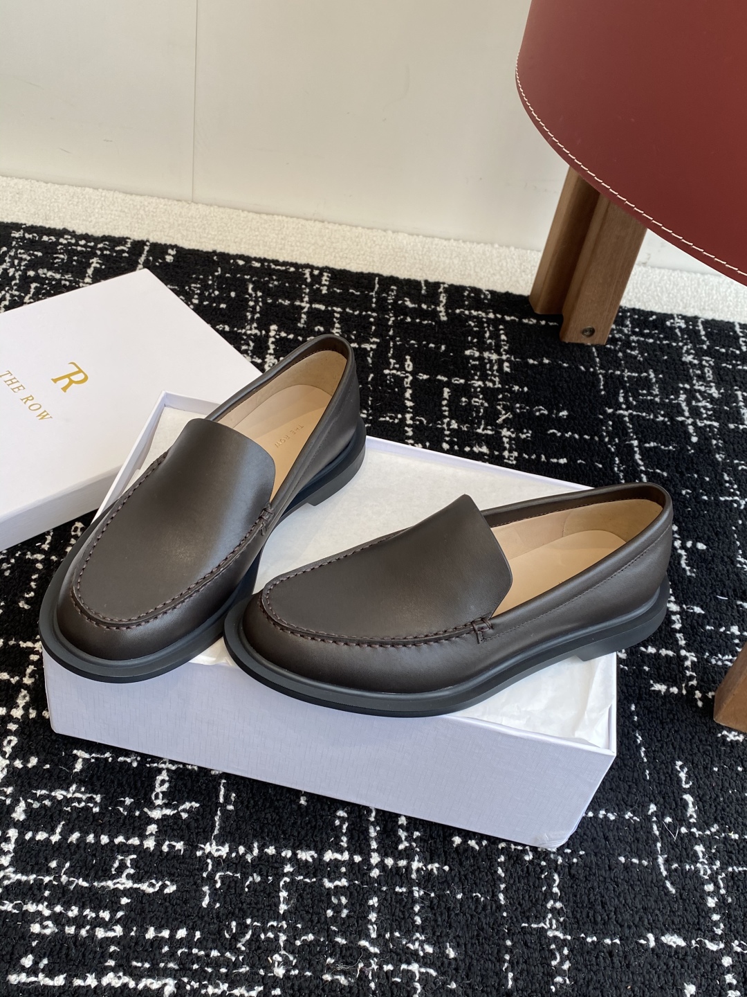 代购级
The row 25ss 简约一脚蹬软底乐福鞋

复古极简风小羊皮奶奶鞋 上脚超舒服百搭 设计简