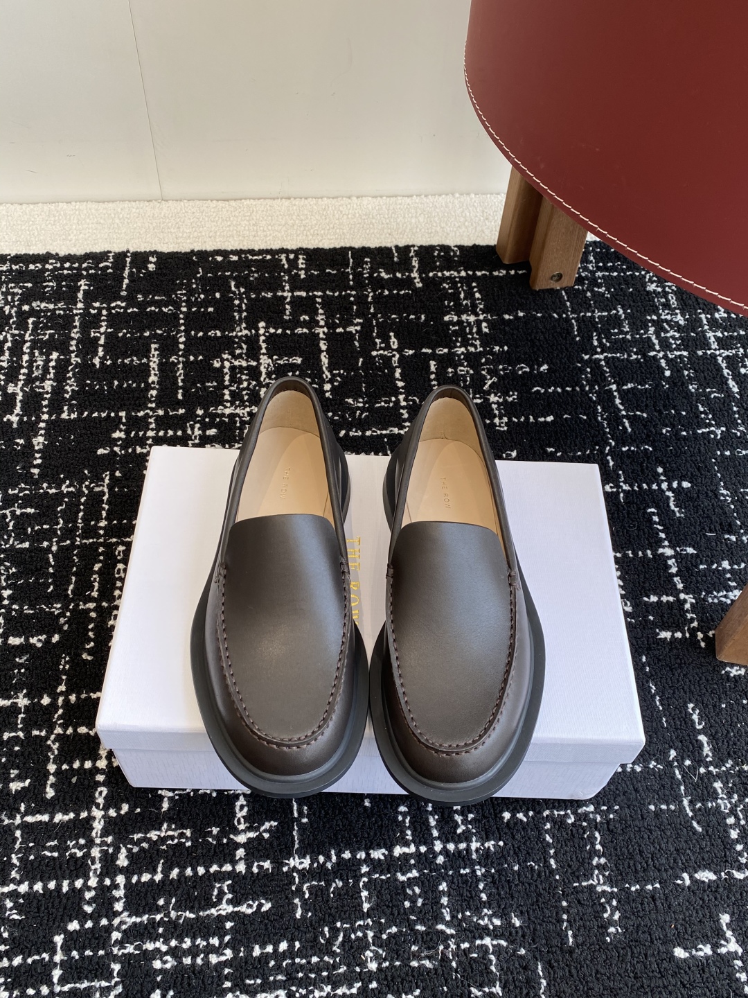 代购级
The row 25ss 简约一脚蹬软底乐福鞋

复古极简风小羊皮奶奶鞋 上脚超舒服百搭 设计简