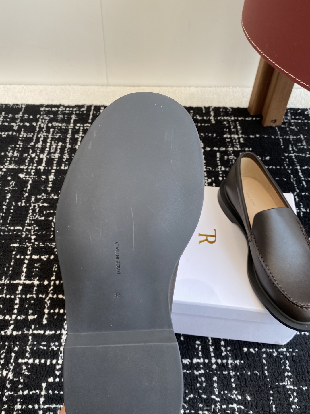 代购级
The row 25ss 简约一脚蹬软底乐福鞋

复古极简风小羊皮奶奶鞋 上脚超舒服百搭 设计简