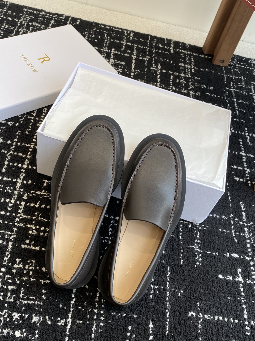 代购级
The row 25ss 简约一脚蹬软底乐福鞋

复古极简风小羊皮奶奶鞋 上脚超舒服百搭 设计简