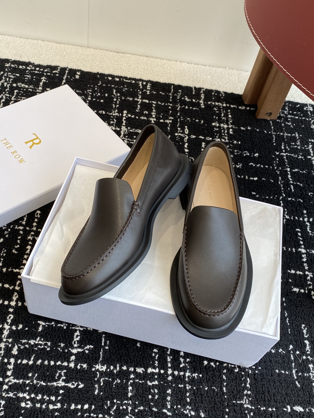 代购级
The row 25ss 简约一脚蹬软底乐福鞋

复古极简风小羊皮奶奶鞋 上脚超舒服百搭 设计简