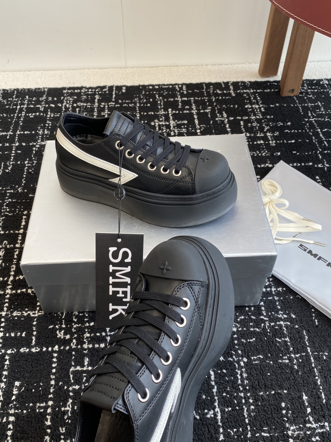 代购级
SMFK 小众潮牌 25ss春夏新款 十字花 大头厚底 德比鞋

百搭的极简风国潮，新作继承了诸
