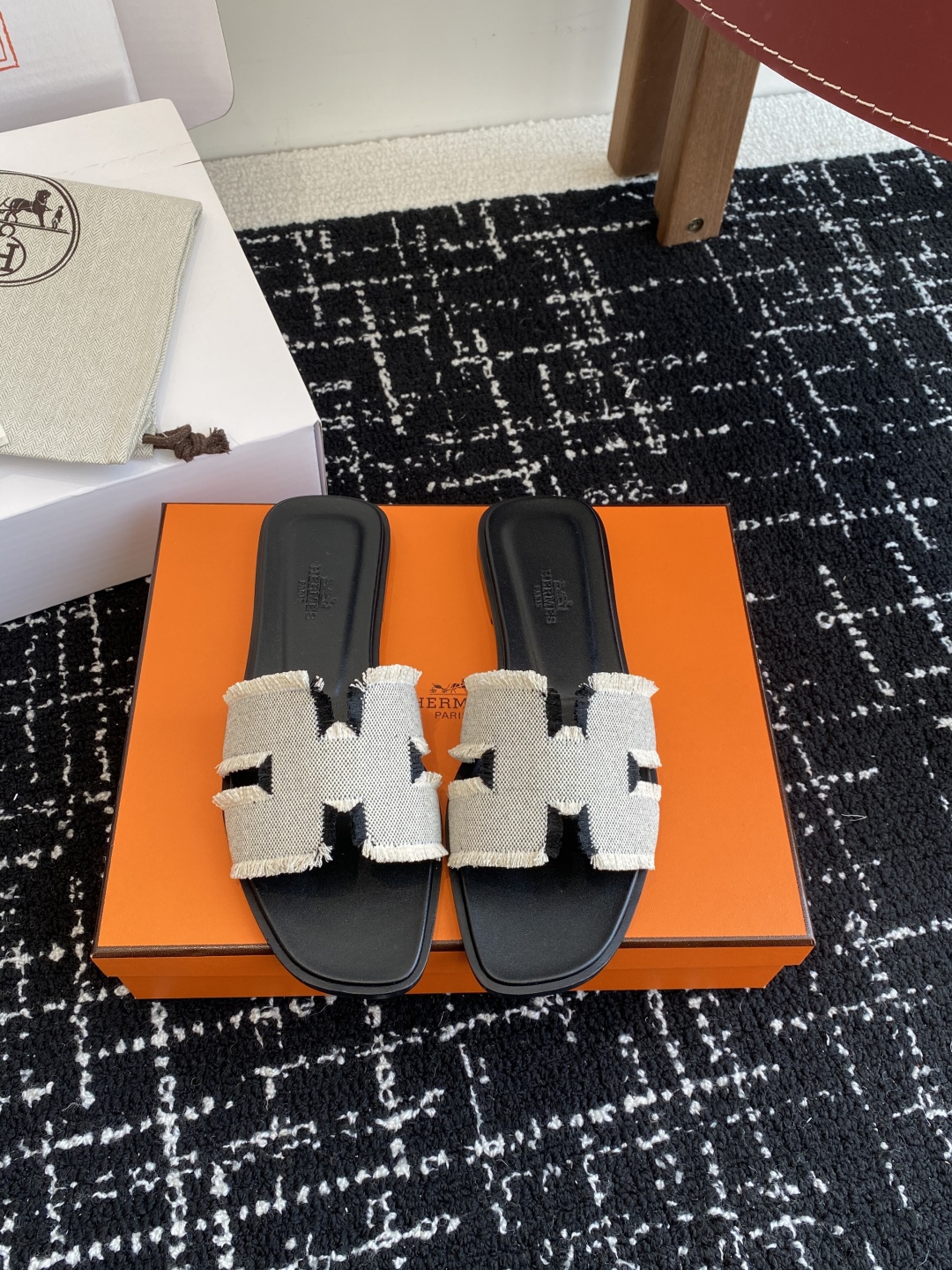 东莞代购级（官网同步✈️飞机盒包装）
Hermes 爱马仕春夏经典款 东莞产 H拖鞋

经典H拖，每个夏