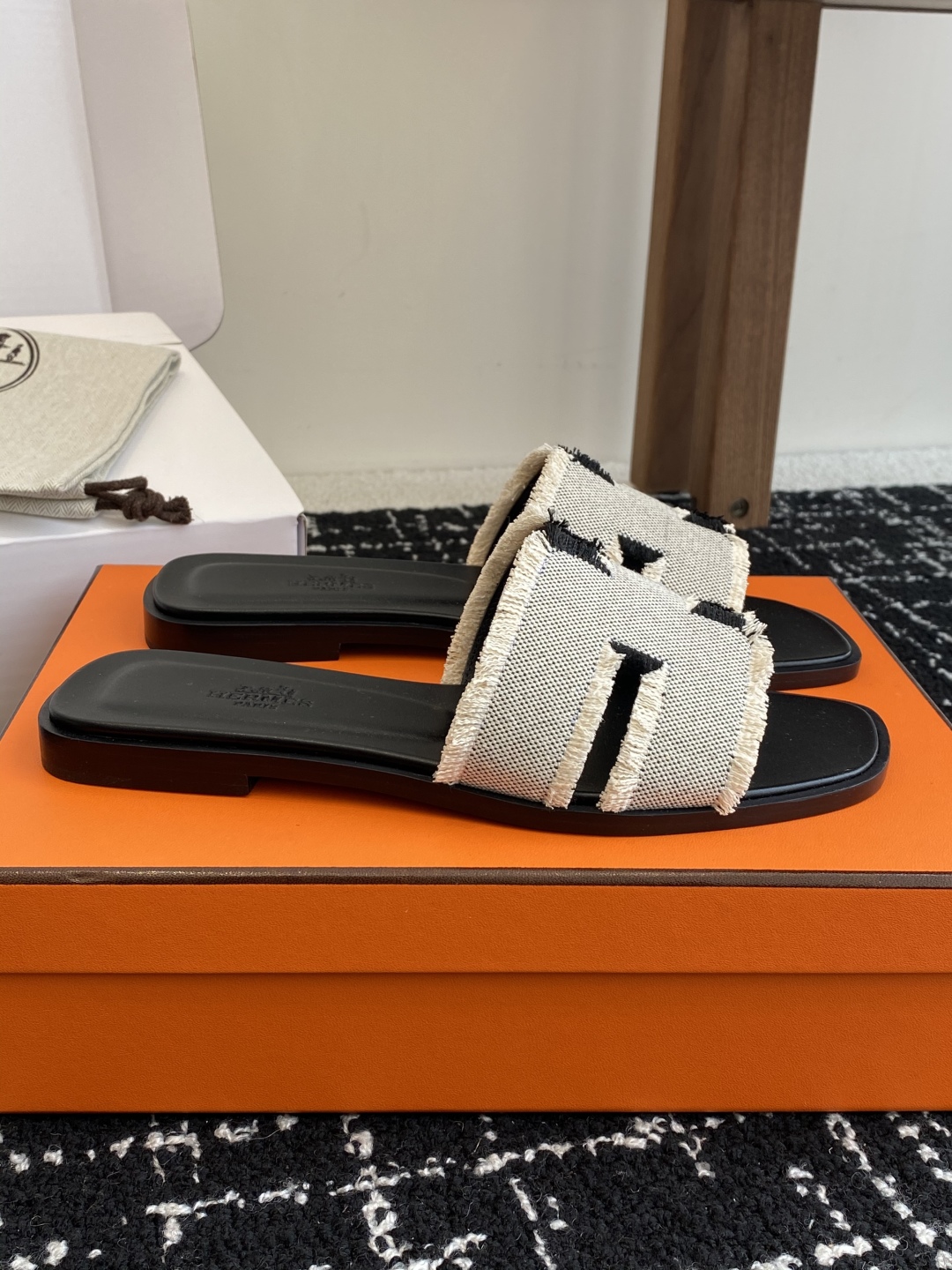 东莞代购级（官网同步✈️飞机盒包装）
Hermes 爱马仕春夏经典款 东莞产 H拖鞋

经典H拖，每个夏