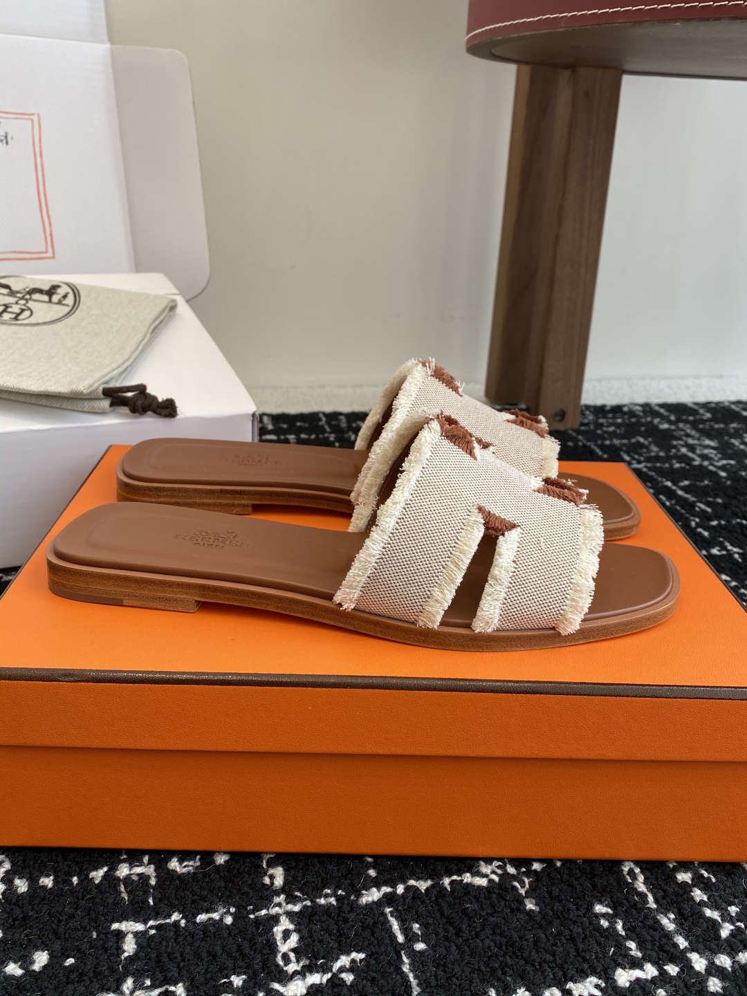 东莞代购级（官网同步✈️飞机盒包装）
Hermes 爱马仕春夏经典款 东莞产 H拖鞋

经典H拖，每个夏