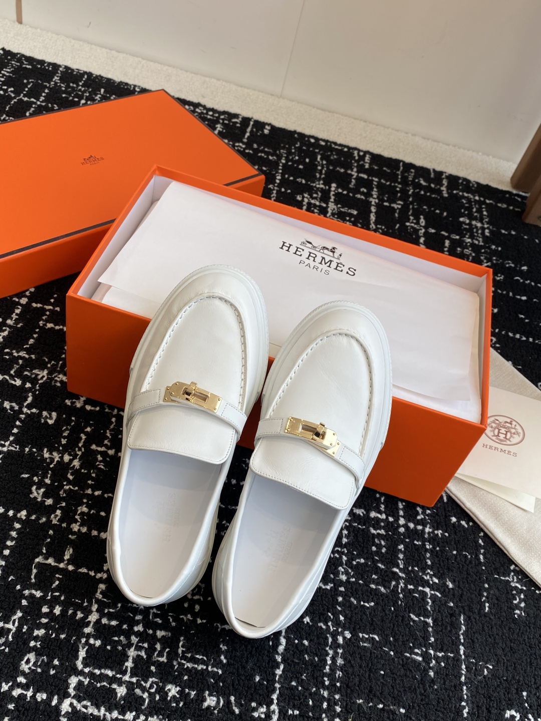 代购级
Hermes 爱马仕 H家 Game kelly扣厚底乐福鞋

小牛皮乐福鞋风格免系带休闲运动鞋