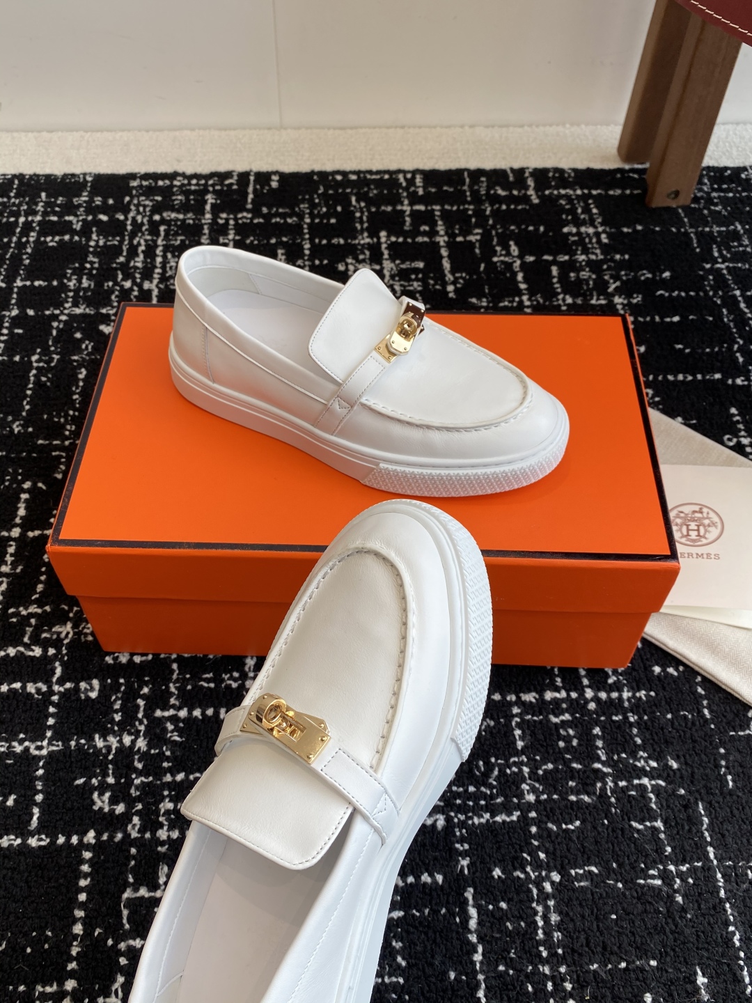 代购级
Hermes 爱马仕 H家 Game kelly扣厚底乐福鞋

小牛皮乐福鞋风格免系带休闲运动鞋