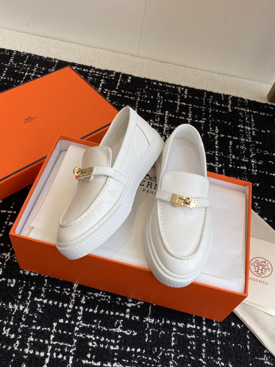 代购级
Hermes 爱马仕 H家 Game kelly扣厚底乐福鞋

小牛皮乐福鞋风格免系带休闲运动鞋