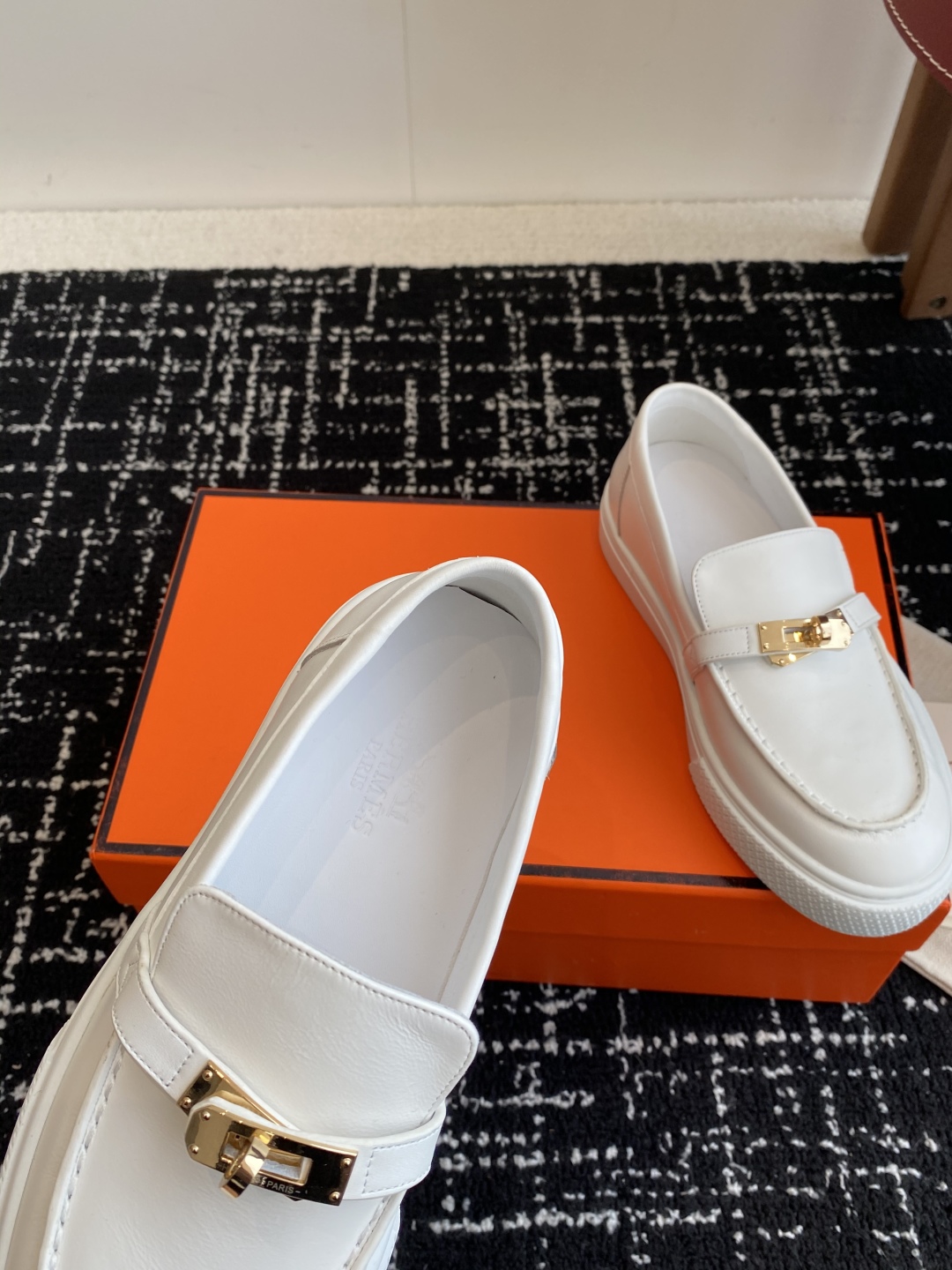 代购级
Hermes 爱马仕 H家 Game kelly扣厚底乐福鞋

小牛皮乐福鞋风格免系带休闲运动鞋