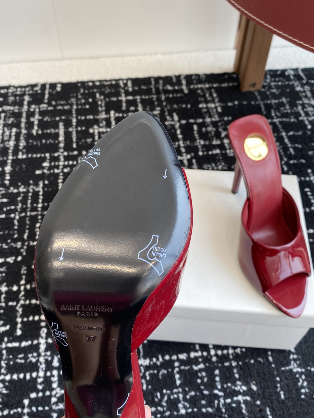 代购级
YSL SAINT LAURENT 25ss夏季新品 金属头优雅大气高跟凉鞋

2025全新春夏