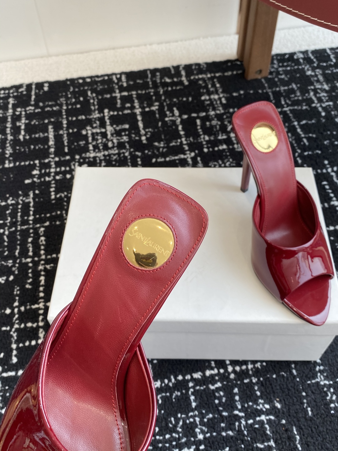 代购级
YSL SAINT LAURENT 25ss夏季新品 金属头优雅大气高跟凉鞋

2025全新春夏