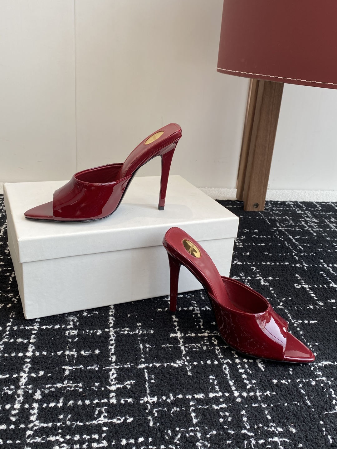 代购级
YSL SAINT LAURENT 25ss夏季新品 金属头优雅大气高跟凉鞋

2025全新春夏