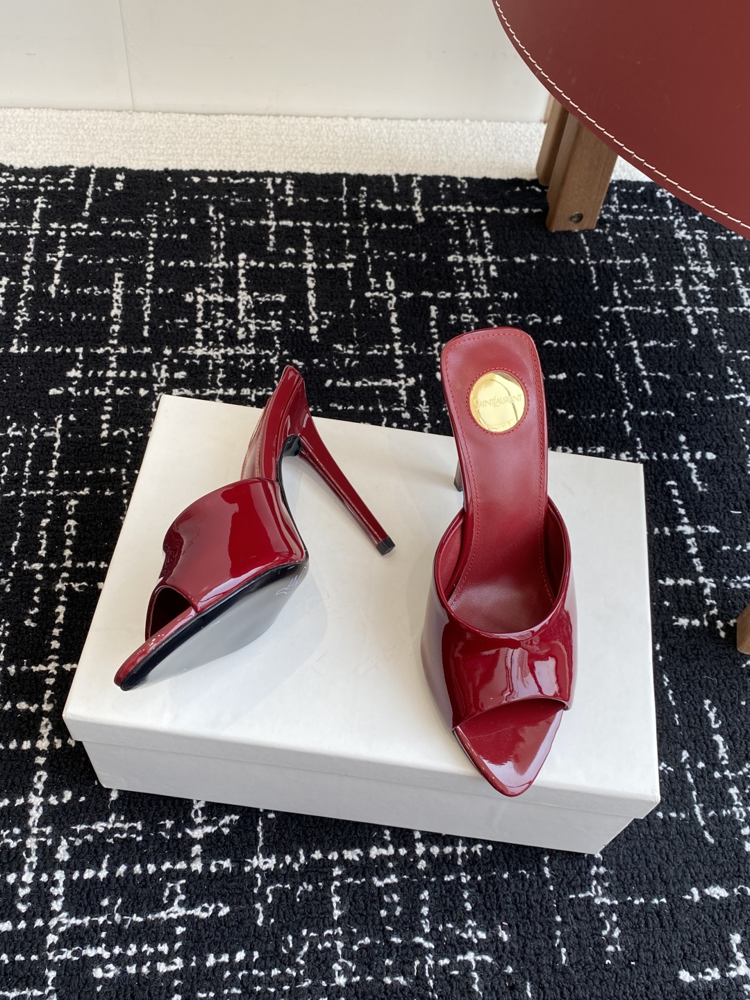 代购级
YSL SAINT LAURENT 25ss夏季新品 金属头优雅大气高跟凉鞋

2025全新春夏
