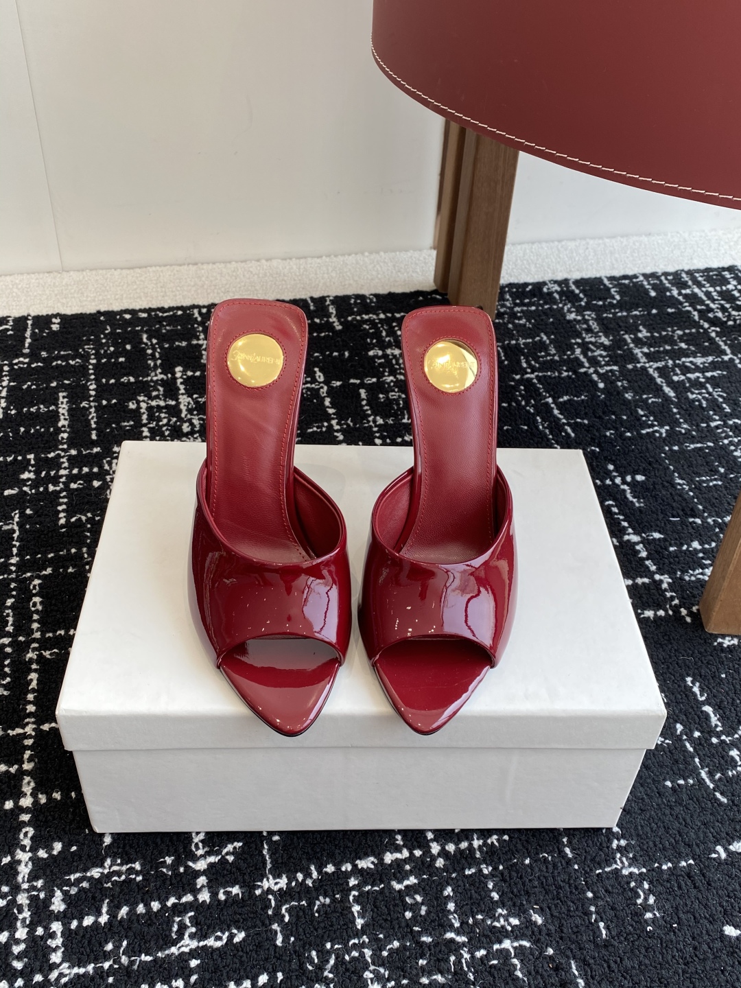 代购级
YSL SAINT LAURENT 25ss夏季新品 金属头优雅大气高跟凉鞋

2025全新春夏